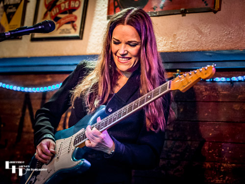 Erja Lyytinen on guitar & vocals