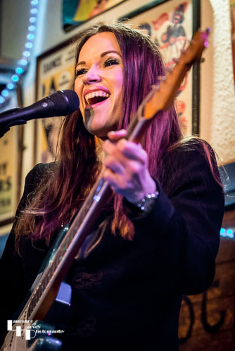 Erja Lyytinen on guitar & vocals