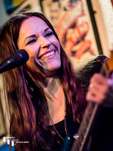 Erja Lyytinen on guitar & vocals