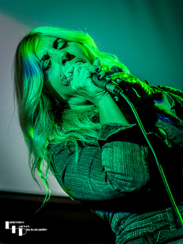 Eliza Neals on vocals