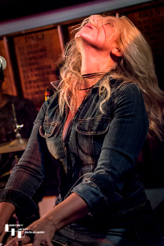 Eliza Neals on vocals & keyboards