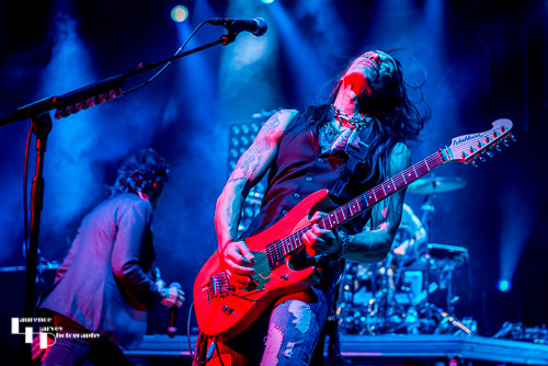 Nuno Bettencourt on guitar