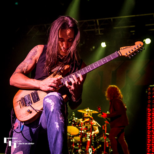 Nuno Bettencourt on guitar