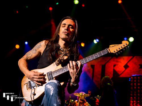 Nuno Bettencourt on guitar