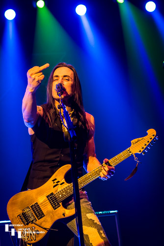Nuno Bettencourt on guitar