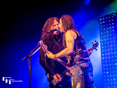 Nuno Bettencourt on guitar & Pat Badger on bass