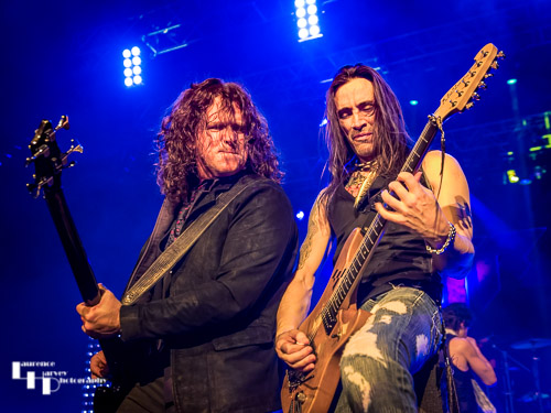Nuno Bettencourt on guitar & Pat Badger on bass