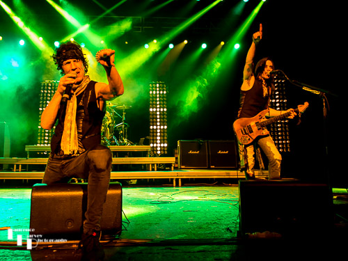 Gary Cherone on vocals & Nuno Bettencourt on guitar