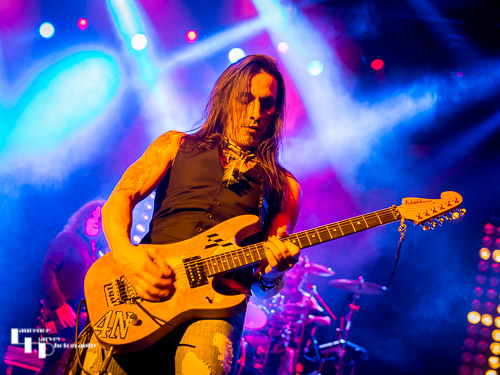 Nuno Bettencourt on guitar