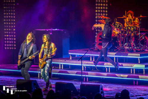 Extreme on stage at Brixton Academy