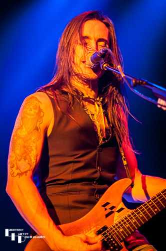 Nuno Bettencourt on guitar