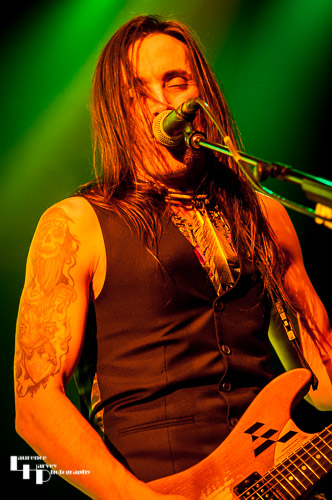 Nuno Bettencourt on guitar