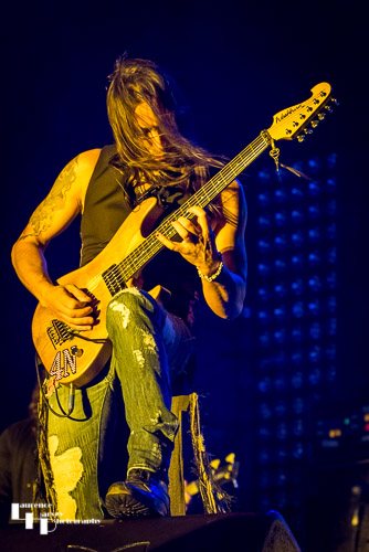 Extreme: Nuno Bettencourt on guitar