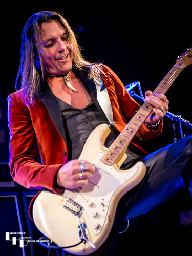 Søren Andersen on guitar