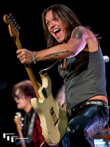 Søren Andersen on guitar