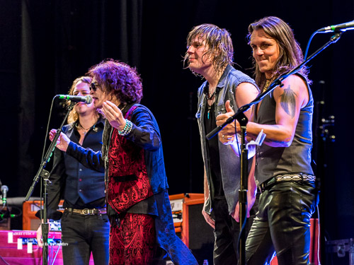 Glenn Hughes & his band take their bows at Islington Assembly Hall