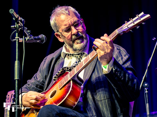Giles Hedley on guitar & vocals