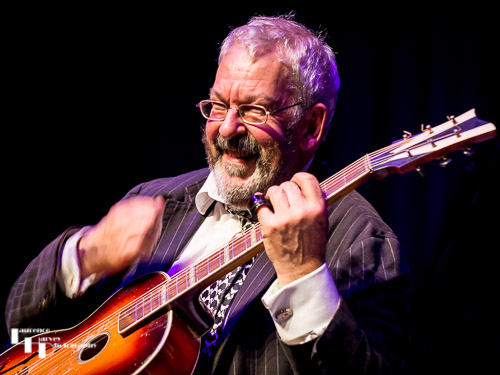 Giles Hedley on guitar & vocals