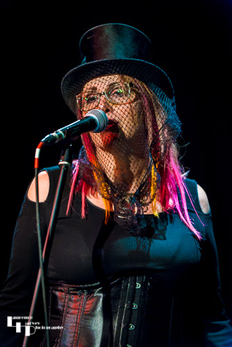 Joanne Alexander on backing vocals
