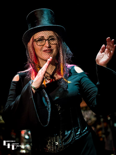Joanne Alexander on backing vocals