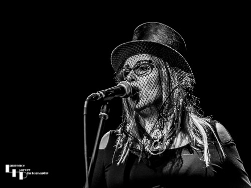 Joanne Alexander on backing vocals