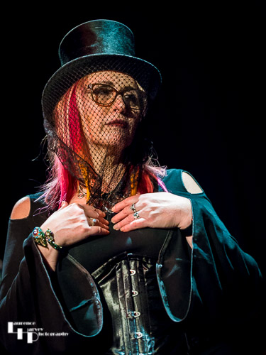 Joanne Alexander on backing vocals