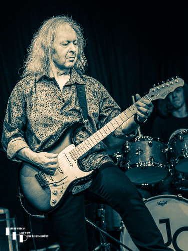 John Verity on vocals & guitar