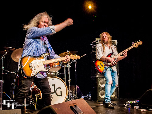 John Verity on vocals & guitar, Jamie Mallender on bass