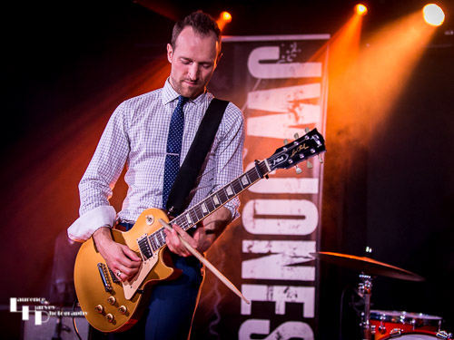 JW Jones on vocals & guitar
