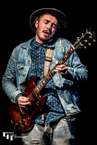 Krissy Matthews on vocals & guitar