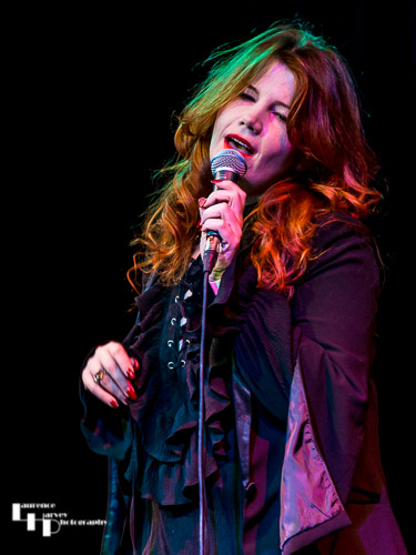 Linda Em on vocals