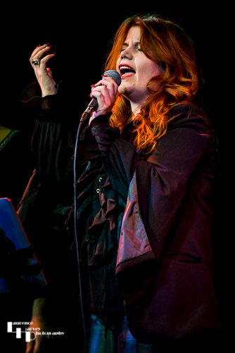 Linda Em on vocals