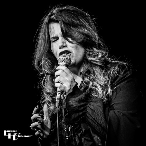 Linda Em on vocals