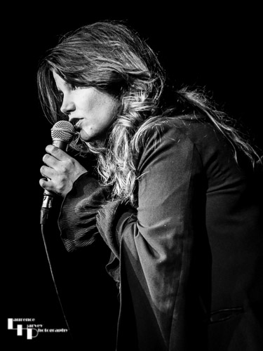 Linda Em on vocals
