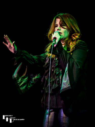 Linda Em on vocals