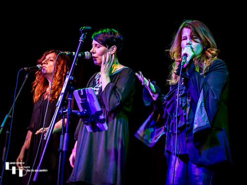 Linda Em & her backing singers