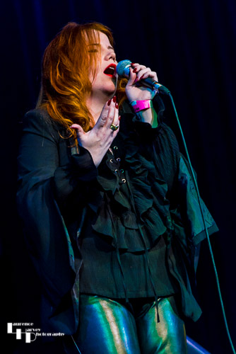 Linda Em on vocals