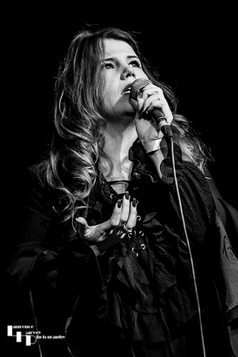 Linda Em on vocals