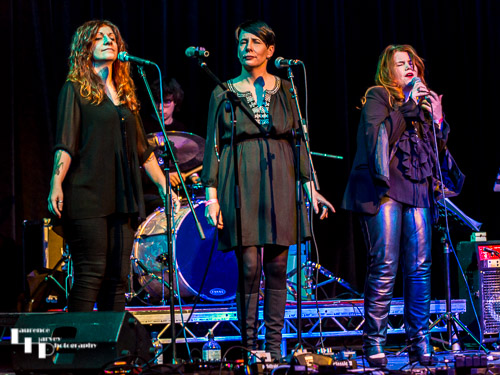 Linda Em & her backing singers