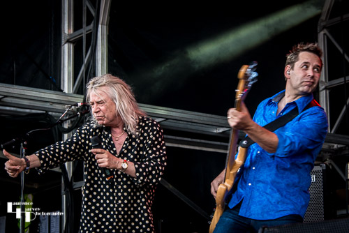 Magnum: Bob Catley on vocals & Al Barrow on bass