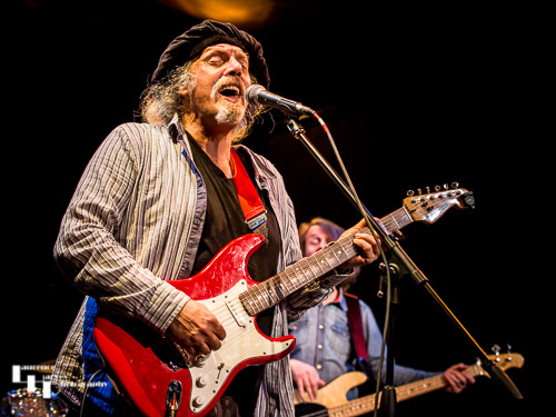 Mick Pini on guitar & vocals