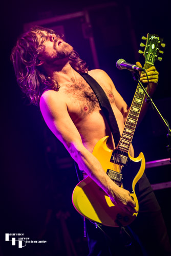 Jeremy Widerman on guitar