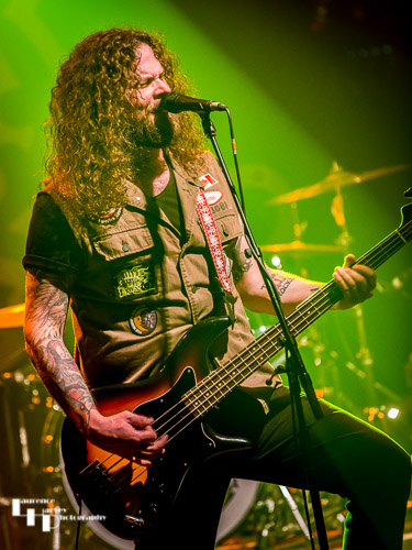 Jon Harvey on vocals & bass