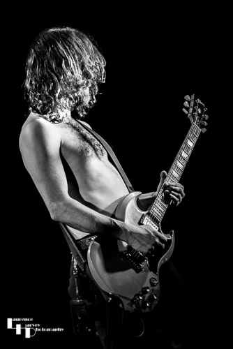 Jeremy Widerman on guitar
