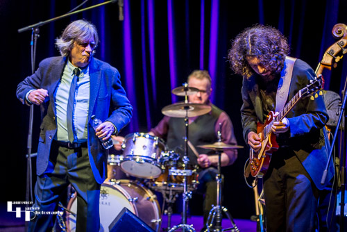 Mike Vernon on vocals & Kid Carlos on guitar