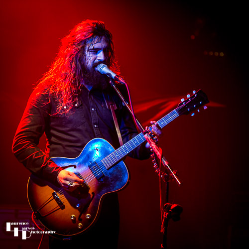 Fynn Claus Grabke on vocals & guitar