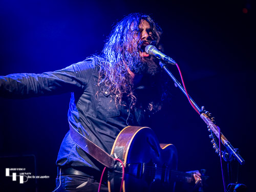 Fynn Claus Grabke on vocals & guitar