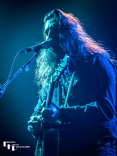 Fynn Claus Grabke on vocals & guitar