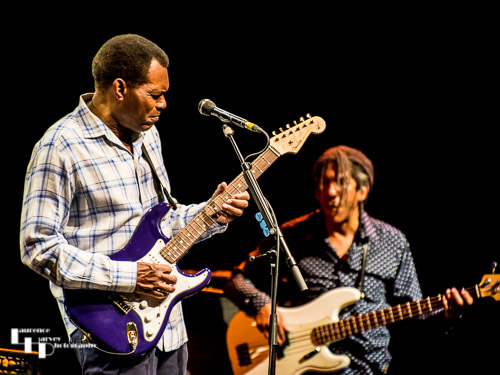 Robert Cray on vocals & guitar, Richard Cousins on bass