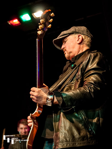 Steve Birkett on lead guitar
